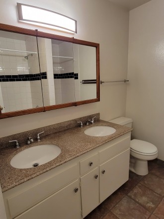 Bathroom with 2 sinks and 2 showers