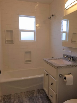 Left Bath with Tub